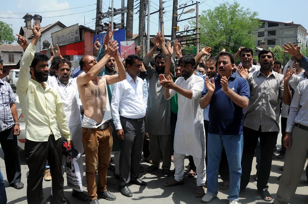 JKEWA protests against Govt, demands salaries